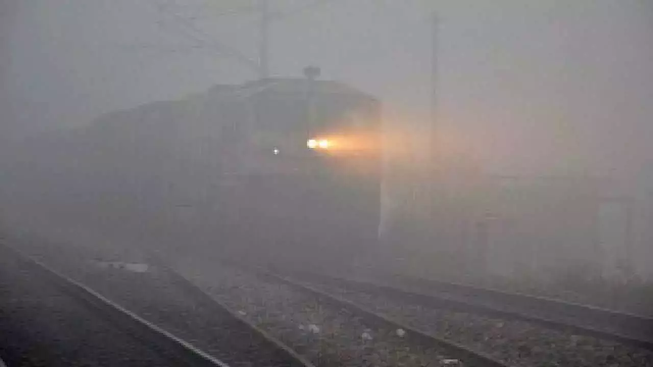 India: कोहरे का असर रेल सेवाओं पर जारी है