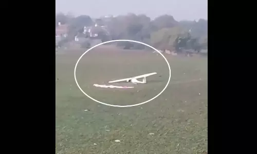 तालाब में गिरा सेना का ट्रेनी एयरक्राफ्ट, मचा हड़कंप, VIDEO