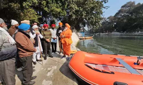 Seechewal ने बाढ़ प्रभावित मंडी के लिए मोटर बोट उपलब्ध कराईं Seechewal ने बाढ़ प्रभावित मंडी के लिए मोटर बोट उपलब्ध कराईं