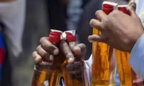 Chennai: पुलिस ने महिला को फंसाने के लिए अवैध शराब प्लांट करने वाले को पकड़ा, शंट आउट Chennai: पुलिस ने महिला को फंसाने के लिए अवैध शराब प्लांट करने वाले को पकड़ा, शंट आउट