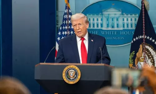 Trump ने टैरिफ का बचाव किया, $2,000 का डिविडेंड देने का ऐलान किया Trump ने टैरिफ का बचाव किया, $2,000 का डिविडेंड देने का ऐलान किया