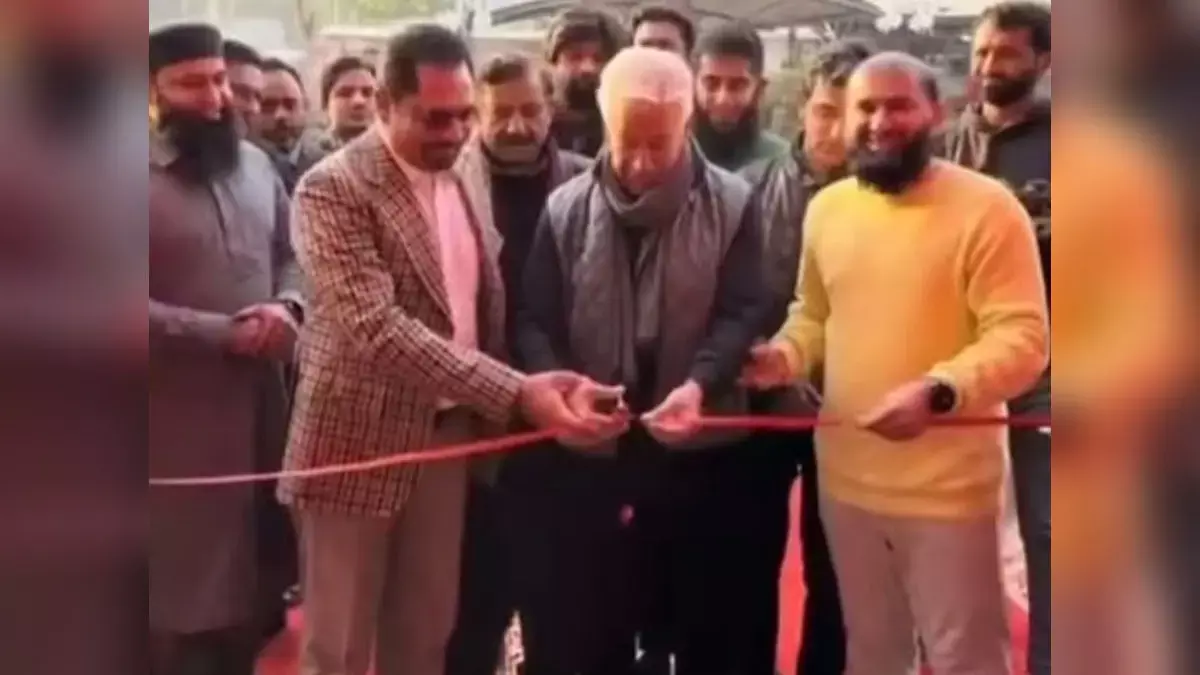 पाकिस्तान के रक्षा मंत्री ख्वाजा आसिफ ने सियालकोट में नकली पिज़्ज़ा हट का उद्घाटन किया पाकिस्तान के रक्षा मंत्री ख्वाजा आसिफ ने सियालकोट में नकली पिज़्ज़ा हट का उद्घाटन किया