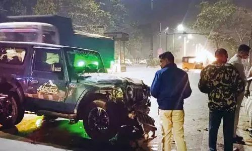 Bhubaneswar में कार ने बाइक को टक्कर मारी, 1 की मौत, 2 घायल Bhubaneswar में कार ने बाइक को टक्कर मारी, 1 की मौत, 2 घायल