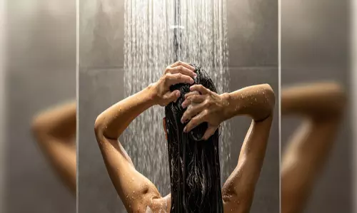 सिर्फ सफाई नहीं, आयुर्वेद में स्नान के बताए गए हैं कई फायदे, बस जान लें ये तीन स्टेप्स सिर्फ सफाई नहीं, आयुर्वेद में स्नान के बताए गए हैं कई फायदे, बस जान लें ये तीन स्टेप्स