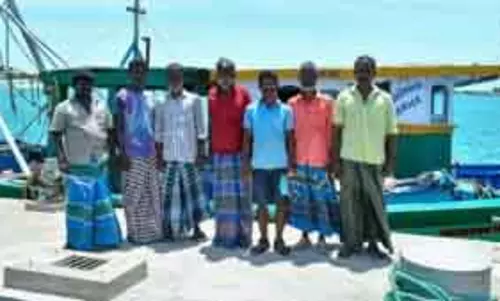 Sri Lankan नौसेना ने तमिलनाडु के 7 मछुआरों को गिरफ्तार किया Sri Lankan नौसेना ने तमिलनाडु के 7 मछुआरों को गिरफ्तार किया