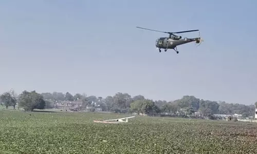 भारतीय वायुसेना का प्रशिक्षण विमान तालाब में गिरा, दोनों पायलट सुरक्षित, VIDEO
