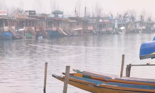 श्रीनगर में न्यूनतम तापमान -1°C दर्ज, पर्यटक Dal Lake पर ठंड का आनंद ले रहे