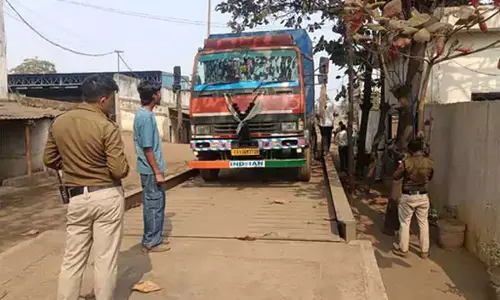 कबाड़ गोदाम में रेड, रायगढ़ के कारोबारियों में हड़कंप कबाड़ गोदाम में रेड, रायगढ़ के कारोबारियों में हड़कंप