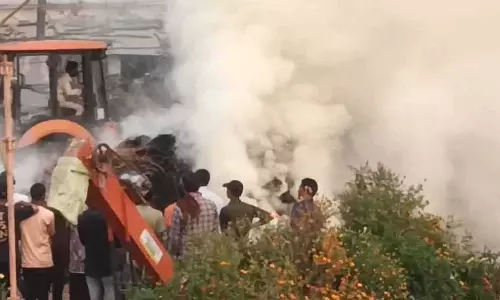 धार्मिक कथा स्थल में मची अफरा-तफरी, पास में ही लगी आग