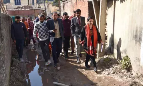 डीसी ने गढ़ी गठयाल PMGSY सड़क के चौड़ीकरण कार्य का निरीक्षण किया