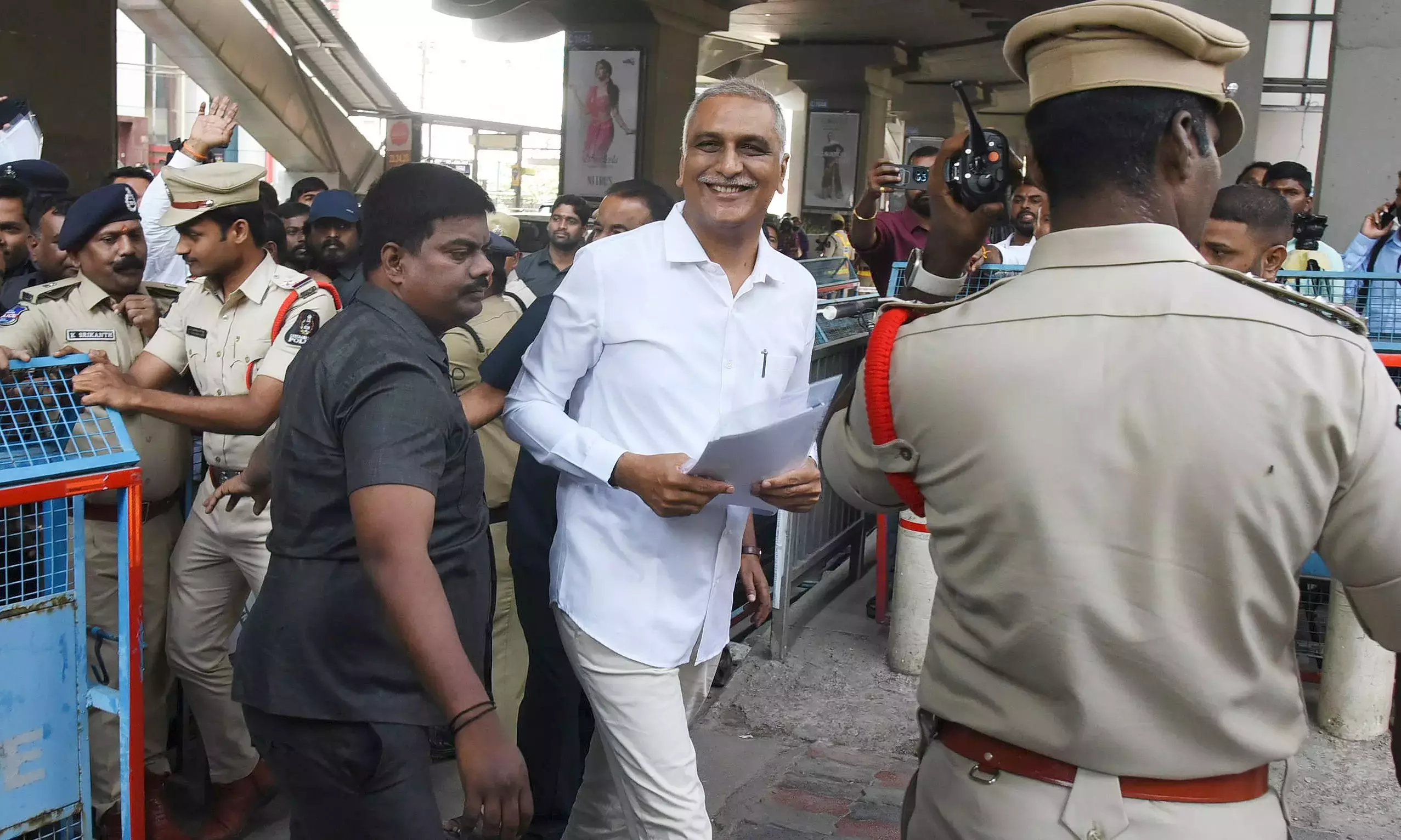 फोन टैपिंग मामले में SIT ने हरीश राव से सात घंटे तक पूछताछ की फोन टैपिंग मामले में SIT ने हरीश राव से सात घंटे तक पूछताछ की