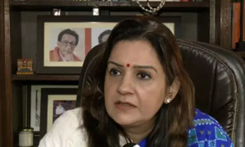 29 पार्षदों को बंधकों की तरह होटल में क्यों रखा गया, भाजपा-शिवसेना पर प्रियंका चतुर्वेदी का निशाना