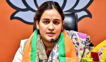 Lucknow: प्रतीक यादव के आरोपों के बीच अपर्णा यादव ने राजनीति के जरिये दी प्रतिक्रिया