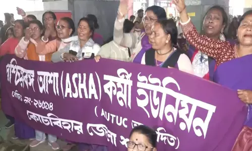 सियालदह रेलवे स्टेशन पर ASHA कार्यकर्ताओं ने वेतन वृद्धि की मांग को लेकर विरोध प्रदर्शन किया