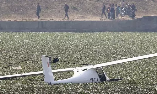 Prayagraj में भारतीय वायुसेना का माइक्रोलाइट विमान दुर्घटनाग्रस्त, पायलट और चालक दल सुरक्षित Prayagraj में भारतीय वायुसेना का माइक्रोलाइट विमान दुर्घटनाग्रस्त, पायलट और चालक दल सुरक्षित