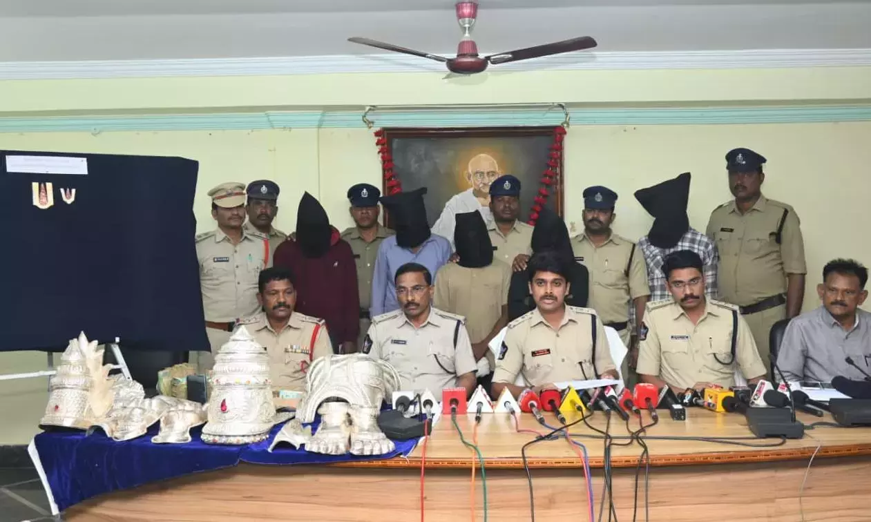 Kasibugga मंदिर में चोरी के मामले में पांच गिरफ्तार ₹40.25 लाख की लूट बरामद Kasibugga मंदिर में चोरी के मामले में पांच गिरफ्तार ₹40.25 लाख की लूट बरामद