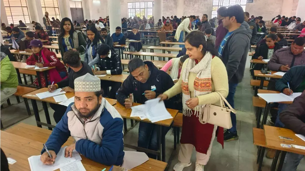 Bareilly: परीक्षा के दौरान नकल करने वाले तीन छात्रों को नोटिस Bareilly: परीक्षा के दौरान नकल करने वाले तीन छात्रों को नोटिस