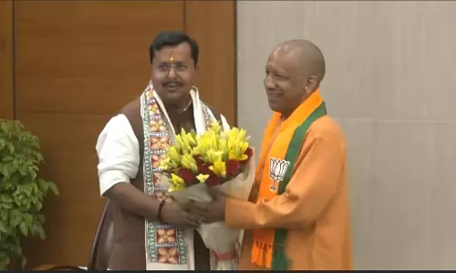 Lucknow: योगी आदित्यनाथ ने नवनिर्वाचित अध्यक्ष से की स्नेहभरी बातचीत Lucknow: योगी आदित्यनाथ ने नवनिर्वाचित अध्यक्ष से की स्नेहभरी बातचीत