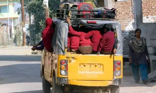 Bareilly: स्कूल वाहनों की सख्त जांच, नियम तोड़ने वालों पर कार्रवाई Bareilly: स्कूल वाहनों की सख्त जांच, नियम तोड़ने वालों पर कार्रवाई