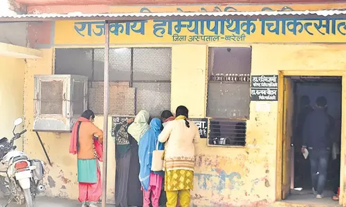 Bareilly: जिम्मेदारों की चुप्पी में दो कमरों में चल रहा होम्योपैथिक अस्पताल