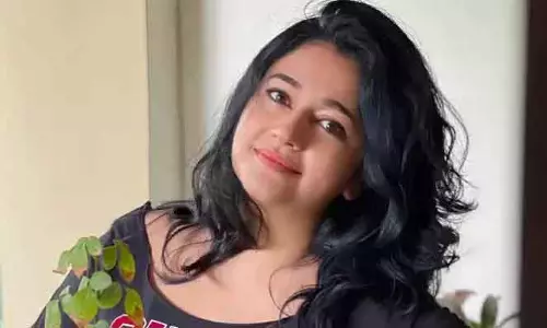 Poonam Bajwa का स्टाइलिश अवतार: सफेद शॉर्ट्स और पिंक टॉप में ढाया कहर Poonam Bajwa का स्टाइलिश अवतार: सफेद शॉर्ट्स और पिंक टॉप में ढाया कहर