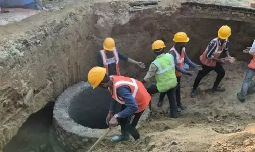 Lucknow: भूतनाथ बाजार में सीवर का पानी बहाव पर नियंत्रण Lucknow: भूतनाथ बाजार में सीवर का पानी बहाव पर नियंत्रण
