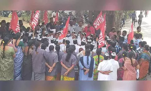 ESIC नाचरम के हेल्थकेयर वर्कर्स ने पांच महीने की सैलरी में देरी को लेकर विरोध प्रदर्शन किया ESIC नाचरम के हेल्थकेयर वर्कर्स ने पांच महीने की सैलरी में देरी को लेकर विरोध प्रदर्शन किया