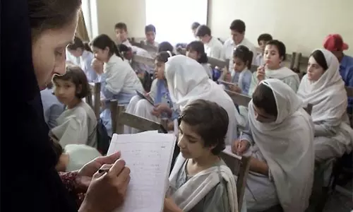 राज्य की पिछड़ने के कारण Pakistani परिवारों को शिक्षा का खर्च खुद उठाना पड़ रहा राज्य की पिछड़ने के कारण Pakistani परिवारों को शिक्षा का खर्च खुद उठाना पड़ रहा