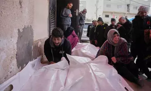 Gaza में इजराइली हमला: 3 पत्रकारों और 2 बच्चों समेत 11 की मौत Gaza में इजराइली हमला: 3 पत्रकारों और 2 बच्चों समेत 11 की मौत