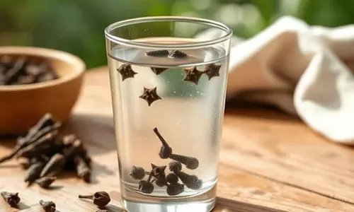 रात में सोने से पहले जरूर पिएं लौंग का पानी, गहरी नींद लाने में करेगा मदद रात में सोने से पहले जरूर पिएं लौंग का पानी, गहरी नींद लाने में करेगा मदद