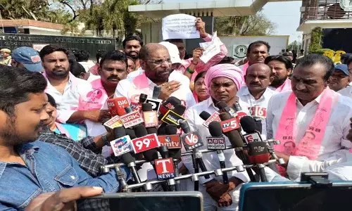 कोठागुडेम में कांग्रेस की नीतियों के खिलाफ BRS और वर्कर्स यूनियन का विरोध प्रदर्शन कोठागुडेम में कांग्रेस की नीतियों के खिलाफ BRS और वर्कर्स यूनियन का विरोध प्रदर्शन