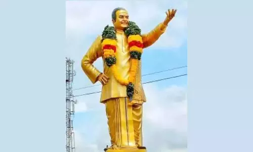 Chennai में NTR को श्रद्धांजलि: जुटे दिग्गज और तेलुगु समुदाय Chennai में NTR को श्रद्धांजलि: जुटे दिग्गज और तेलुगु समुदाय