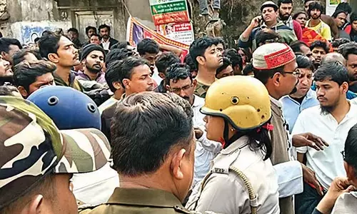 हावड़ा और हुगली में form submission करने को लेकर विरोध प्रदर्शन, टायर जलाए गए हावड़ा और हुगली में form submission करने को लेकर विरोध प्रदर्शन, टायर जलाए गए