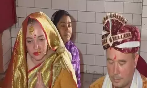 रूसी कपल ने लिए सात फेरे, 11 साल बाद काशी में की दूसरी शादी
