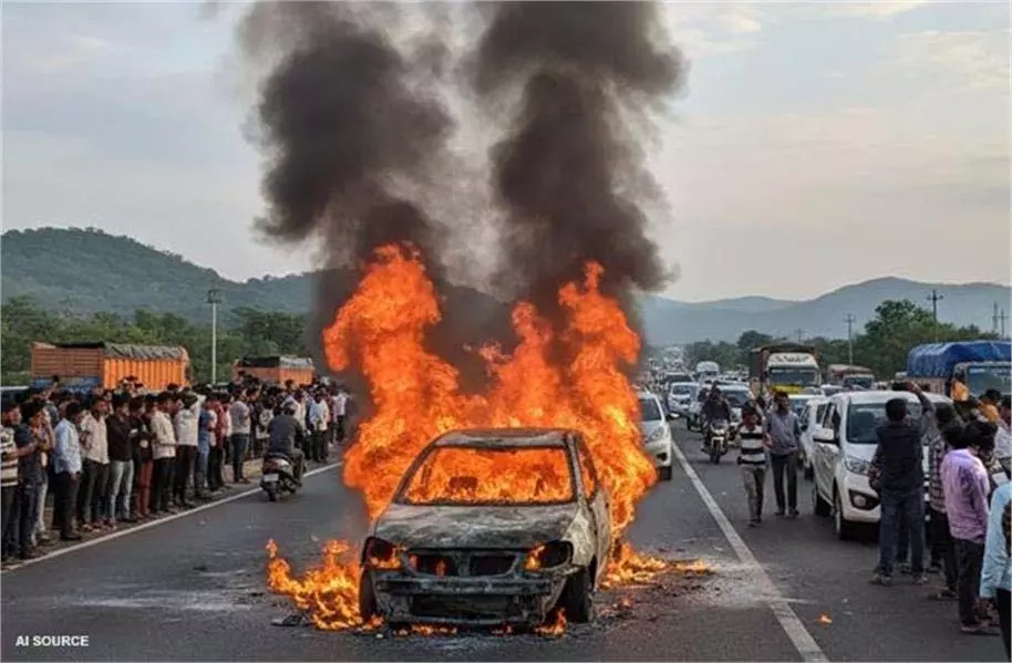 Jammu-Kashmir: चलती कार बनी आग का गोला,मची अफरा-तफरी Jammu-Kashmir: चलती कार बनी आग का गोला,मची अफरा-तफरी