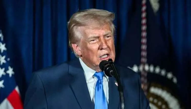 Trump ने टैरिफ का बचाव किया, $2,000 का डिविडेंड देने का ऐलान Trump ने टैरिफ का बचाव किया, $2,000 का डिविडेंड देने का ऐलान
