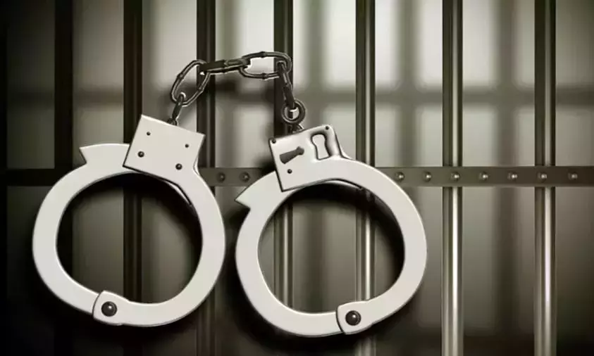 Telangana: गला घोंटकर हत्या करने और उसे हादसा दिखाने के आरोप में महिला गिरफ्तार Telangana: गला घोंटकर हत्या करने और उसे हादसा दिखाने के आरोप में महिला गिरफ्तार
