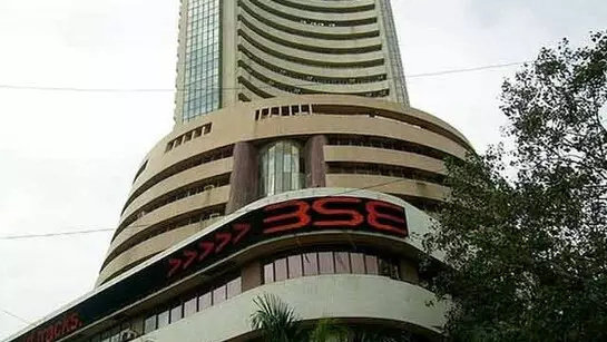 कमजोर वैश्विक संकेतों के बीच भारतीय शेयर बाजार सपाट खुला, सेंसेक्स 150 अंक नीचे कमजोर वैश्विक संकेतों के बीच भारतीय शेयर बाजार सपाट खुला, सेंसेक्स 150 अंक नीचे