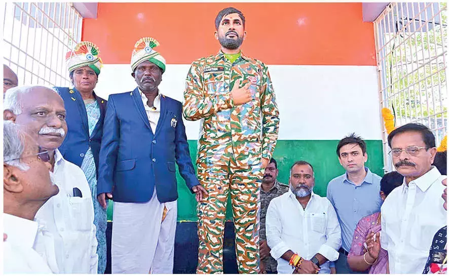 Andhra: शहीद कार्तिक के बलिदान को देशभक्ति के प्रतीक के रूप में सराहा गया Andhra: शहीद कार्तिक के बलिदान को देशभक्ति के प्रतीक के रूप में सराहा गया