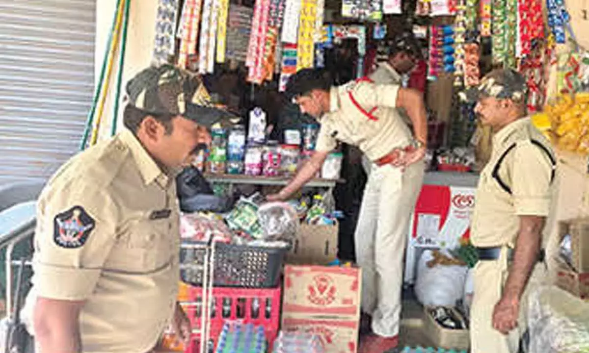 Andhra: गांजा और नशीले पदार्थों की बिक्री पर रोक लगाने के लिए पुलिस की छापेमारी Andhra: गांजा और नशीले पदार्थों की बिक्री पर रोक लगाने के लिए पुलिस की छापेमारी
