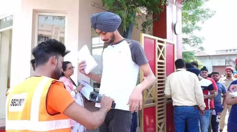 Haryana में परीक्षार्थियों को सेंटर के अंदर कृपाण, मंगलसूत्र ले जाने की अनुमति Haryana में परीक्षार्थियों को सेंटर के अंदर कृपाण, मंगलसूत्र ले जाने की अनुमति