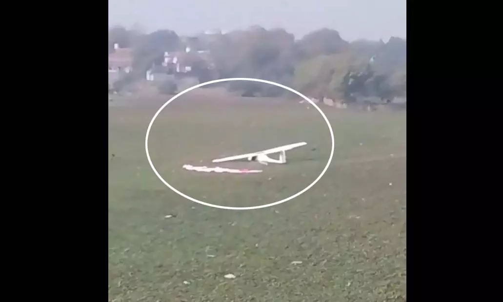तालाब में गिरा सेना का ट्रेनी एयरक्राफ्ट, मचा हड़कंप, VIDEO तालाब में गिरा सेना का ट्रेनी एयरक्राफ्ट, मचा हड़कंप, VIDEO