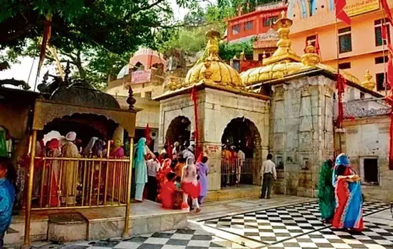 हनुमानगढ़ में LED स्क्रीन के माध्यम से माता चिंतपूर्णी के लाइव दर्शन हनुमानगढ़ में LED स्क्रीन के माध्यम से माता चिंतपूर्णी के लाइव दर्शन