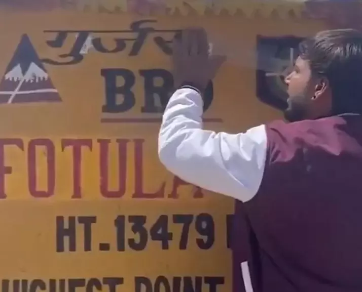 Haryana : BRO के मील के पत्थर पर ‘गुर्जर’ का स्टिकर लगाकर लोगों में गुस्सा पैदा कर दिया Haryana : BRO के मील के पत्थर पर ‘गुर्जर’ का स्टिकर लगाकर लोगों में गुस्सा पैदा कर दिया
