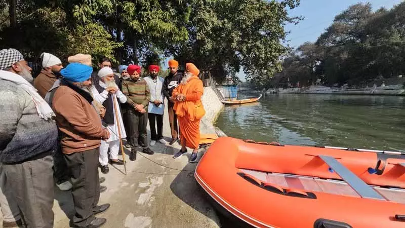 Seechewal ने बाढ़ प्रभावित मंडी के लिए मोटर बोट उपलब्ध कराईं Seechewal ने बाढ़ प्रभावित मंडी के लिए मोटर बोट उपलब्ध कराईं