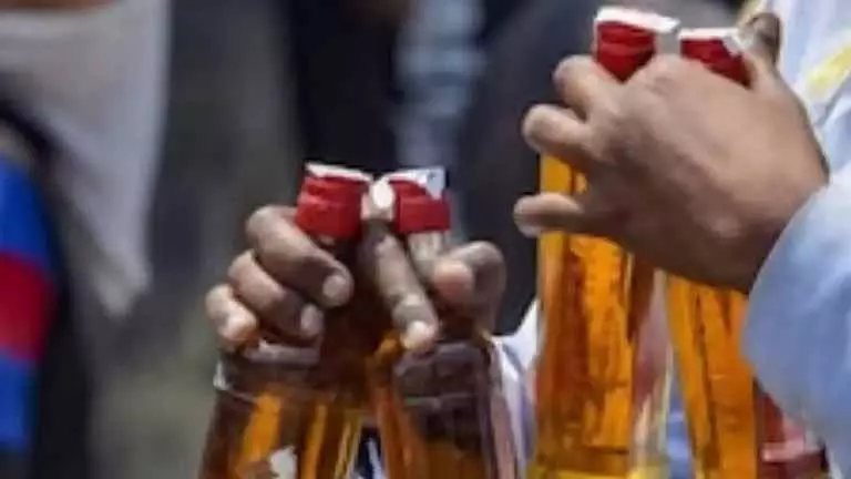 Chennai: पुलिस ने महिला को फंसाने के लिए अवैध शराब प्लांट करने वाले को पकड़ा, शंट आउट Chennai: पुलिस ने महिला को फंसाने के लिए अवैध शराब प्लांट करने वाले को पकड़ा, शंट आउट