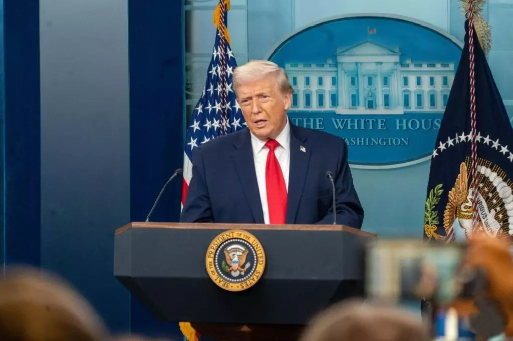 Trump ने टैरिफ का बचाव किया, $2,000 का डिविडेंड देने का ऐलान किया Trump ने टैरिफ का बचाव किया, $2,000 का डिविडेंड देने का ऐलान किया