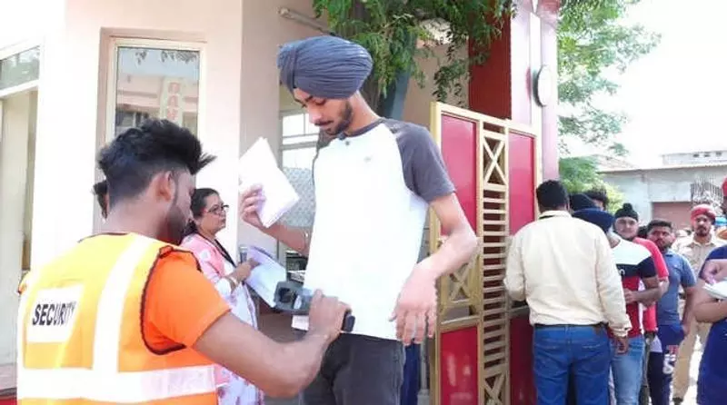 Haryana में परीक्षार्थियों को सेंटर के अंदर कृपाण, मंगलसूत्र ले जाने की अनुमति Haryana में परीक्षार्थियों को सेंटर के अंदर कृपाण, मंगलसूत्र ले जाने की अनुमति