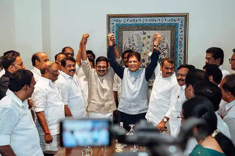 AMMK एनडीए में लौटी, दिनाकरन ने पार्टी और तमिलनाडु के हितों का हवाला दिया AMMK एनडीए में लौटी, दिनाकरन ने पार्टी और तमिलनाडु के हितों का हवाला दिया