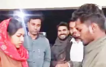 थक गए परिजन मनाते-मनाते, प्रेमी जोड़ों ने थाने में शादी की थक गए परिजन मनाते-मनाते, प्रेमी जोड़ों ने थाने में शादी की
